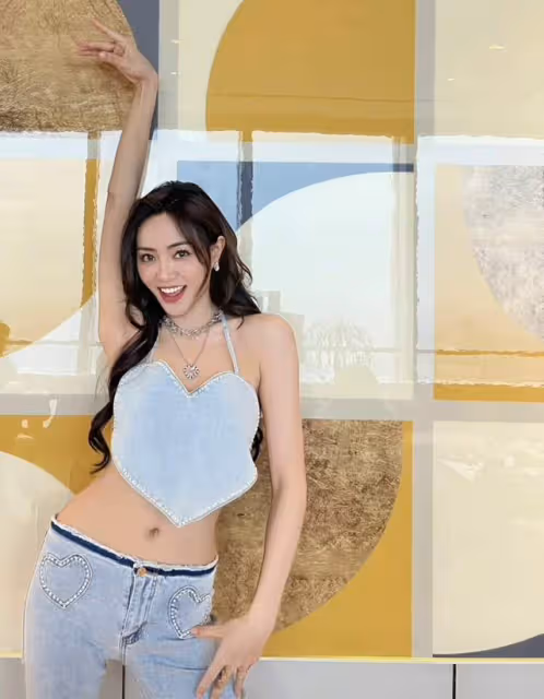 25歲女星無視交通規則被罵!禁停路段爬出車窗,穿性感弔帶凹造型
