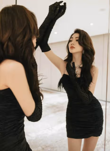 25歲女星無視交通規則被罵!禁停路段爬出車窗,穿性感弔帶凹造型