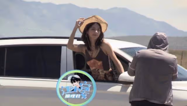 25歲女星無視交通規則被罵!禁停路段爬出車窗,穿性感弔帶凹造型