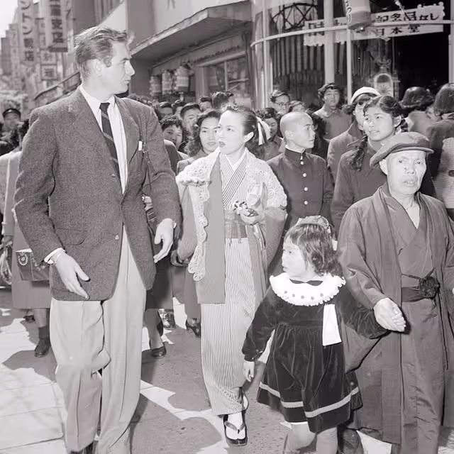 1945年,歌手李香蘭因漢奸罪被判死刑,臨刑前因一句話被當場釋放