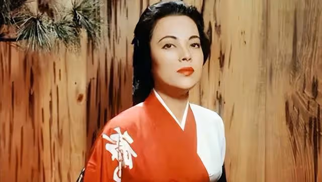 1945年,歌手李香蘭因漢奸罪被判死刑,臨刑前因一句話被當場釋放