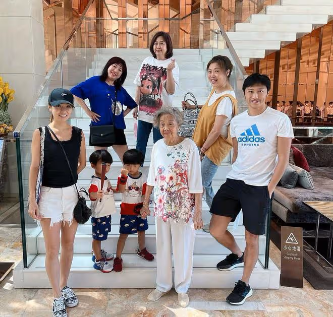梅小惠拎萬元包現身！轉行做生意賺到盆滿缽滿，56歲仍未婚無兒女