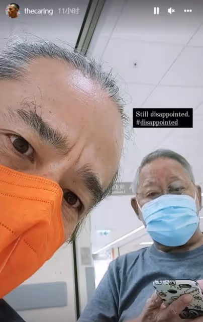 吳耀漢現身路邊小店,身家過億僅吃42元面,同行混血兒子頭髮花白