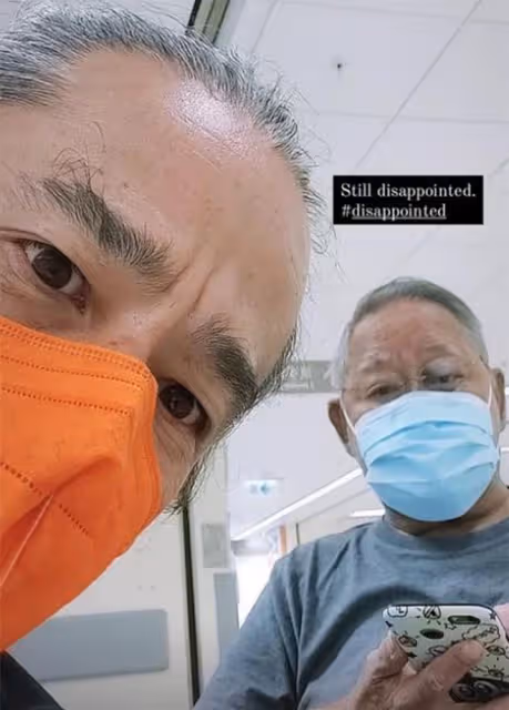 吳耀漢現身路邊小店,身家過億僅吃42元面,同行混血兒子頭髮花白