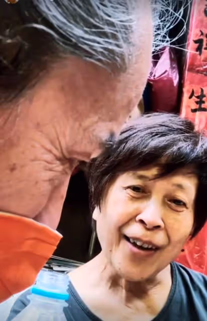 吳耀漢現身路邊小店,身家過億僅吃42元面,同行混血兒子頭髮花白