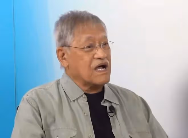 吳耀漢現身路邊小店，身家過億僅吃42元面，同行混血兒子頭髮花白