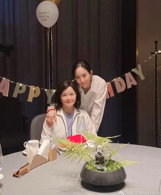 張鈞甯40歲生日,母親從台北飛青島為她慶生,自稱千里尋女記