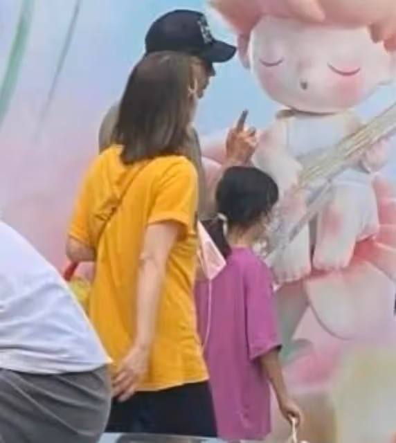 洪欣張丹峰罕見同框！帶女兒逛街超甜蜜，8歲彤彤「膚色白皙+精緻五官」身高出眾直逼媽媽肩膀，網友：遺傳了優良基因