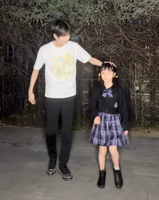 洪欣張丹峰罕見同框！帶女兒逛街超甜蜜，8歲彤彤「膚色白皙+精緻五官」身高出眾直逼媽媽肩膀，網友：遺傳了優良基因