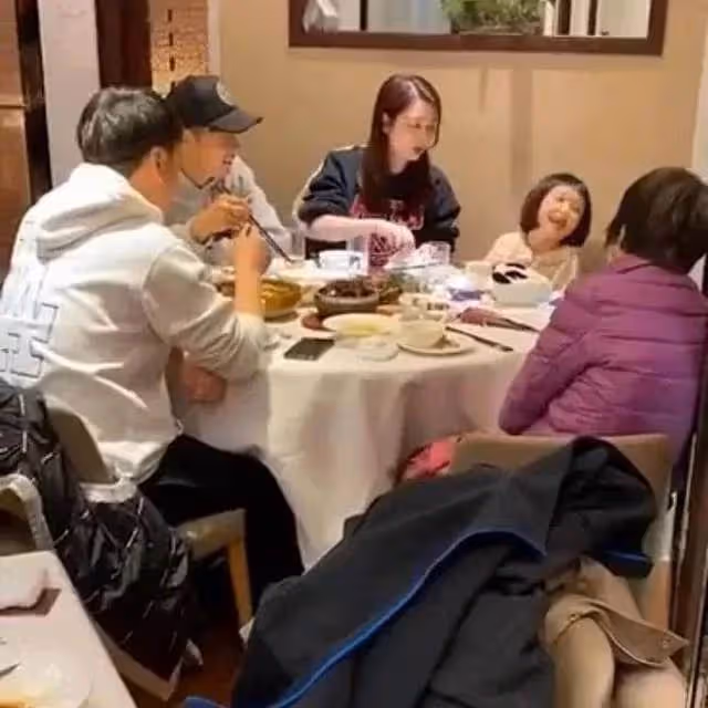 洪欣張丹峰罕見同框！帶女兒逛街超甜蜜，8歲彤彤「膚色白皙+精緻五官」身高出眾直逼媽媽肩膀，網友：遺傳了優良基因