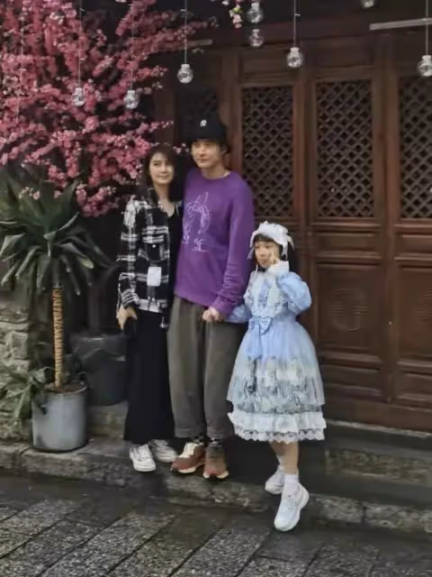 洪欣張丹峰罕見同框！帶女兒逛街超甜蜜，8歲彤彤「膚色白皙+精緻五官」身高出眾直逼媽媽肩膀，網友：遺傳了優良基因