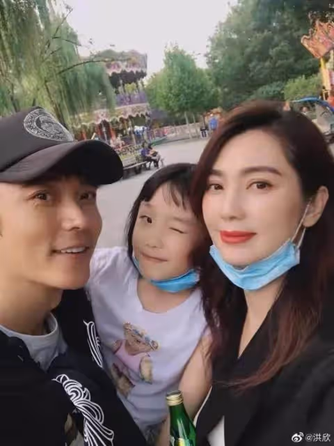 洪欣張丹峰罕見同框！帶女兒逛街超甜蜜，8歲彤彤「膚色白皙+精緻五官」身高出眾直逼媽媽肩膀，網友：遺傳了優良基因