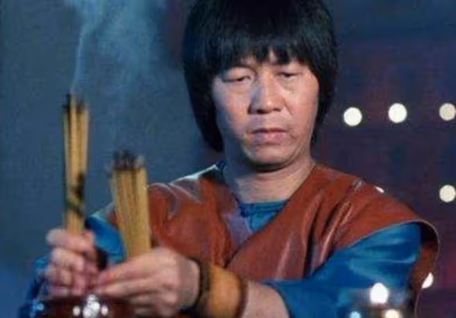 香港演員許冠英，與師傅林正英一天離世，拒絕金馬獎一生未娶
