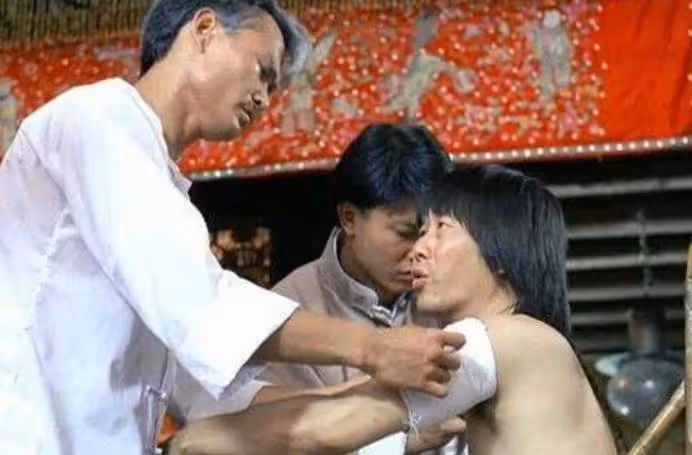 香港演員許冠英，與師傅林正英一天離世，拒絕金馬獎一生未娶