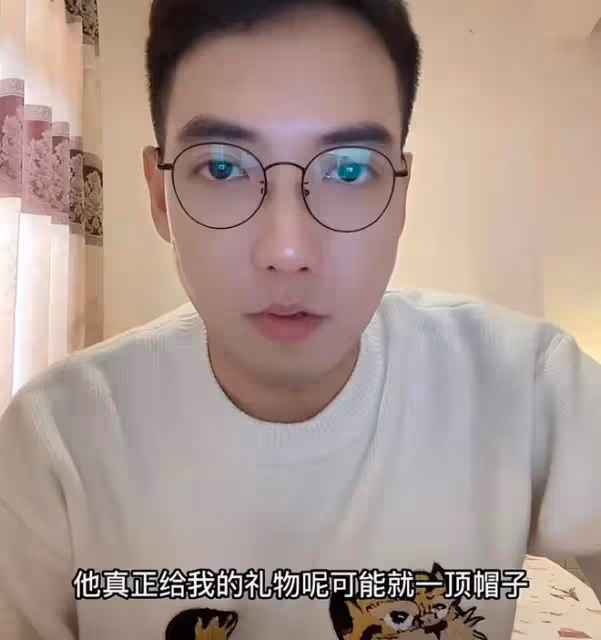 胡慧中女兒被曝愛玩感情,前男友發文開撕,稱其愛花男人錢前任多