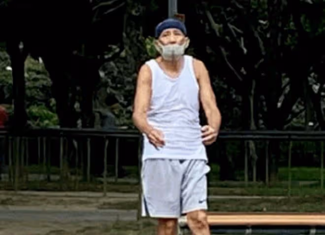 76歲秦漢罕露面!外出打球身形佝僂手暴青筋,瘦到臉頰凹陷惹擔憂