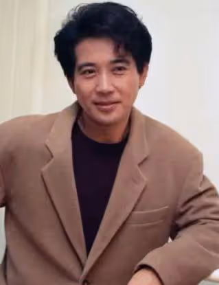 76歲秦漢罕露面!外出打球身形佝僂手暴青筋,瘦到臉頰凹陷惹擔憂