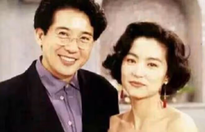 76歲秦漢罕露面!外出打球身形佝僂手暴青筋,瘦到臉頰凹陷惹擔憂