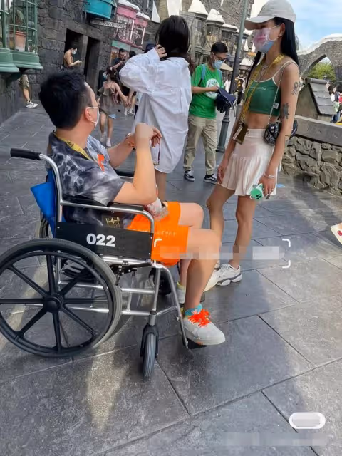 王思聰坐輪椅現身!走累了專人推車逛樂園,一手抱一美女艷福不淺