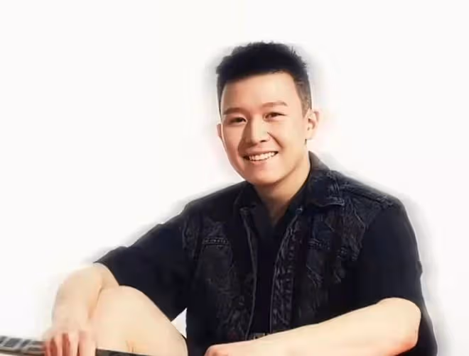 英達兒子遛狗惹爭議,抱價值2萬元禁養狗,日常住豪宅生活愜意