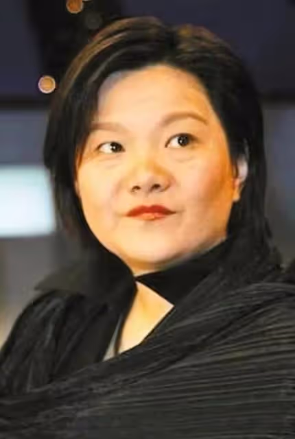 陳凱歌前妻在巴黎生活愜意,住小洋樓吃喝玩樂,61歲白髮體態臃腫