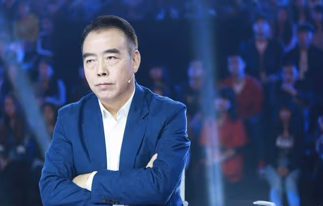 陳凱歌前妻在巴黎生活愜意,住小洋樓吃喝玩樂,61歲白髮體態臃腫