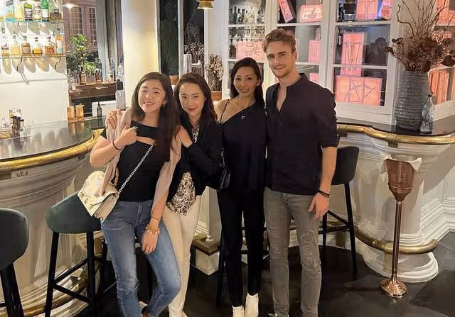 曝林徽因曾孫女新戀情!穿深V緊身裙與名媛聚會,外籍男友太帥氣
