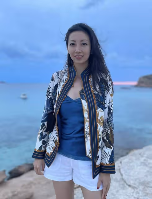 曝林徽因曾孫女新戀情!穿深V緊身裙與名媛聚會,外籍男友太帥氣