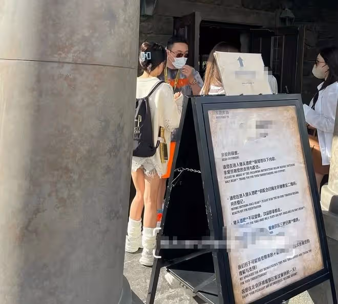 王思聰坐輪椅逛遊樂園引熱議!蹺二郎腿被人推著走,身邊美女環繞