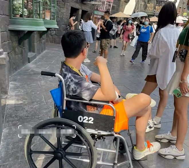 王思聰坐輪椅逛遊樂園引熱議!蹺二郎腿被人推著走,身邊美女環繞