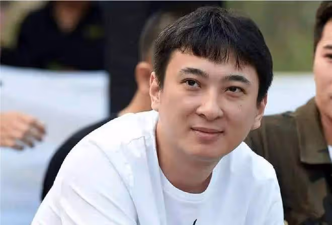 王思聰坐輪椅逛遊樂園引熱議!蹺二郎腿被人推著走,身邊美女環繞