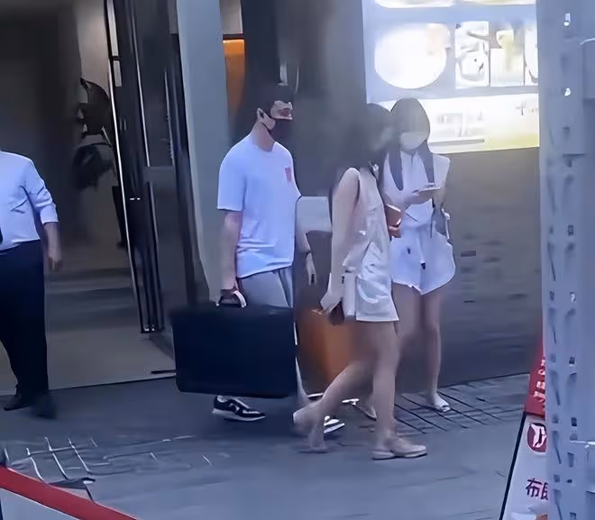王思聰坐輪椅逛遊樂園引熱議!蹺二郎腿被人推著走,身邊美女環繞
