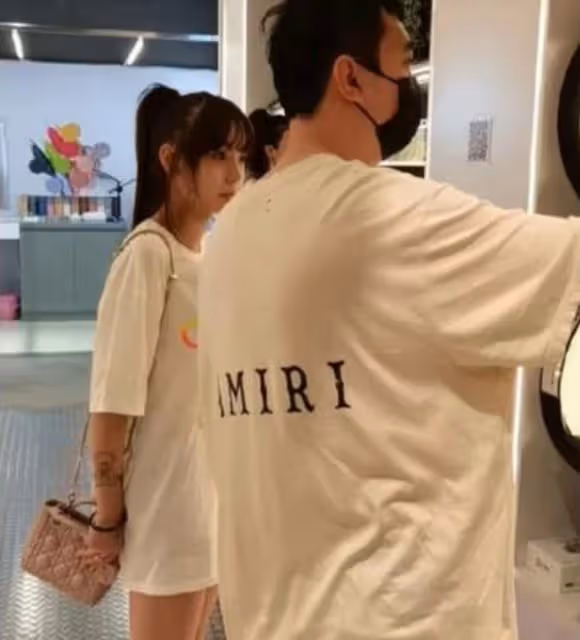 王思聰坐輪椅逛遊樂園引熱議!蹺二郎腿被人推著走,身邊美女環繞