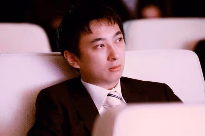 王思聰坐輪椅逛遊樂園引熱議!蹺二郎腿被人推著走,身邊美女環繞