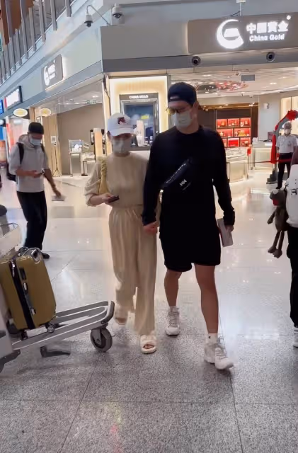竇驍何超蓮現身機場被拍,兩人十指相扣十分恩愛,女方打扮太時尚
