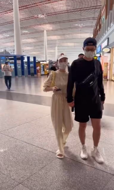 竇驍何超蓮現身機場被拍,兩人十指相扣十分恩愛,女方打扮太時尚