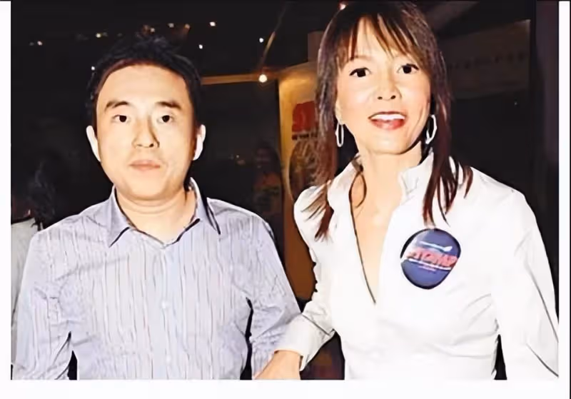 58歲呂方曝近況,與鄭裕玲的愛恨已成往事,今牽手富婆嬌妻,含淚發感言:是她陪我走過低谷