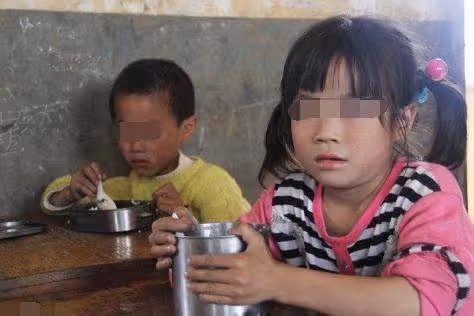 一手養大弟弟,姐姐婚後向弟弟借2.2萬救急,弟弟卻讓姐姐寫欠條,回家打開後一看哭了