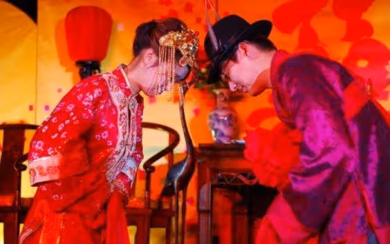 一手養大弟弟,姐姐婚後向弟弟借2.2萬救急,弟弟卻讓姐姐寫欠條,回家打開後一看哭了