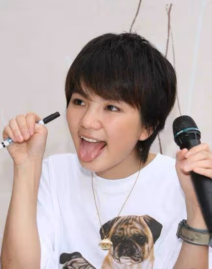 SHE陳嘉樺真敢穿，「三角褲」緊身連體衣大秀好身材， 烈焰紅唇被指撞臉泫雅，網友：女人味十足