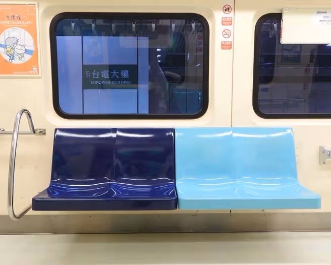 搭公車坐博愛座!金馬影帝被趕「下秒秀61歲身分證」乘客秒惦惦 身分曝光「跟劉德華一樣大咖」