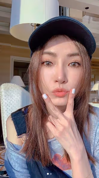 鄰居都是名人！謝金燕「花上億元搬進豪宅」只為躲避狗仔　陽台就能賞湖畔「走到大門得搭接駁車」