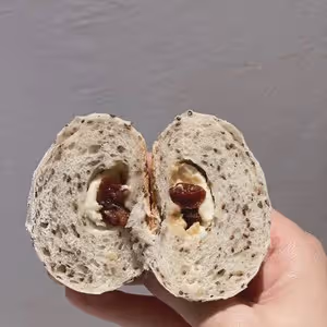 奇亞籽青提乳酪歐包，無糖高纖健身必備