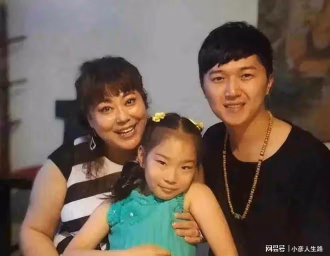 李菁菁第三次離婚，小21歲丈夫直播哭訴，說自己凈身出戶