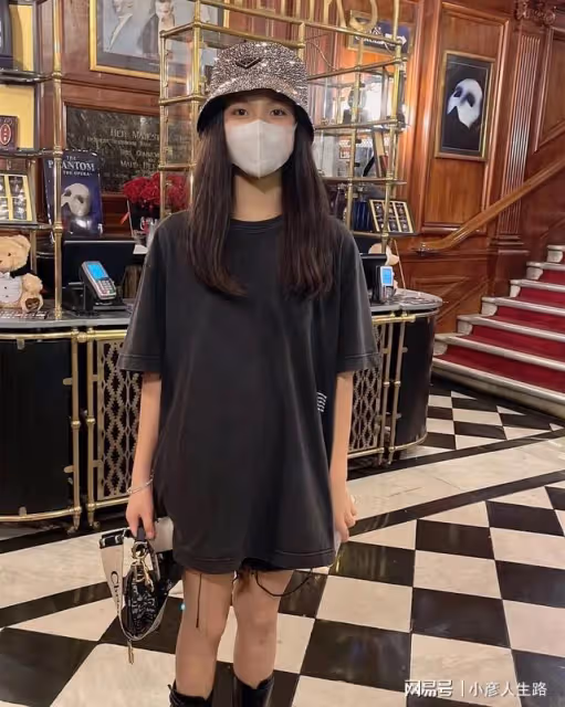 王詩齡英國上學！穿校服打扮成熟，特地安排在長公主曾住的房間