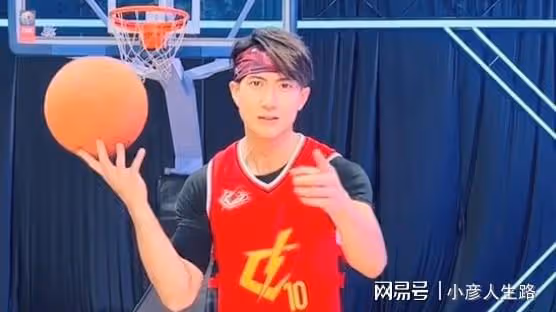 吳尊成失信被執行人，其公司欠物業費1631w，兒女卻上60w國際學校