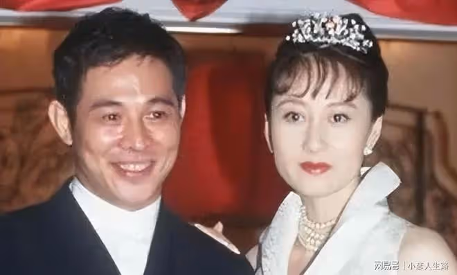 李連杰一家長居歐洲，戴79元帽子顯樸素，倆學霸女兒身材凹凸有致