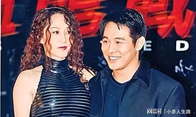 李連杰一家長居歐洲，戴79元帽子顯樸素，倆學霸女兒身材凹凸有致