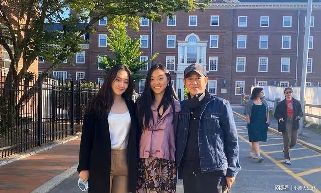 李連杰一家長居歐洲，戴79元帽子顯樸素，倆學霸女兒身材凹凸有致