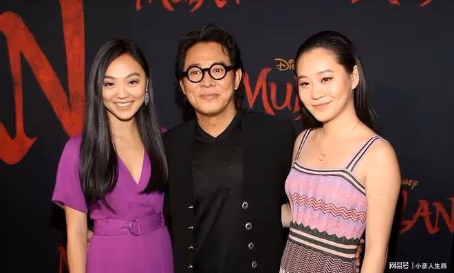 李連杰一家長居歐洲，戴79元帽子顯樸素，倆學霸女兒身材凹凸有致